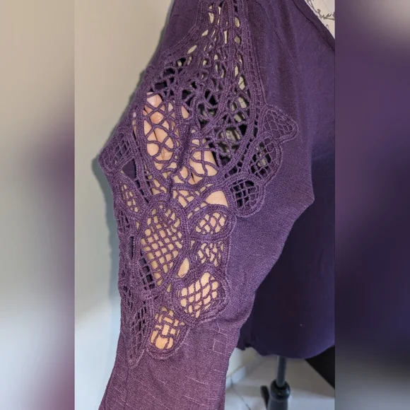 5/$25 Vintage Style Purple Crochet Sleeve Top Size Medium - Picture 3 of 5